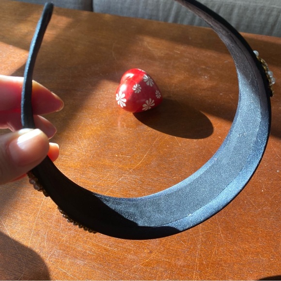 🩷 Black Headband with Gold and Crystal Embellishments - Picture 8 of 9